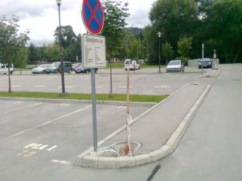 Velenje - Šalek 2011-08-04., lepote grabežljivcev "POSLOVNEGA CENTRA" na Efenkovi c. 61