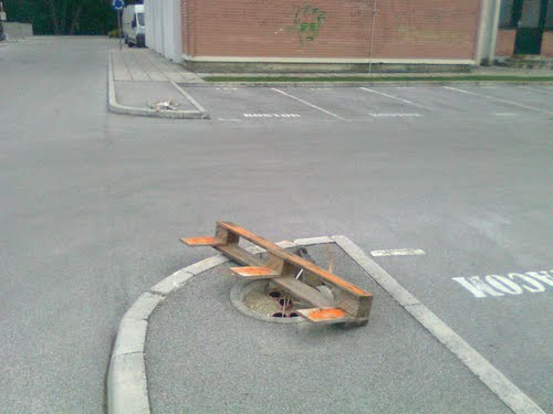 Velenje - Šalek 2011-08-04., lepote grabežljivcev "POSLOVNEGA CENTRA" na Efenkovi c. 61. Tako zapuščino gledamo od 30.junija 2011 leta.