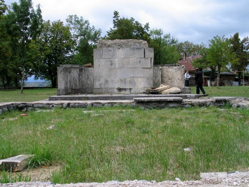 Udbina 2010-09-11.g.: komunističko nasilje na naljepšem mjestu grada ( pogledate ovo: http://www.safaric-safaric.si/ )