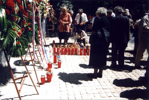 Dobrava 30-07-1999.g.: na dan ukopa poslije komemoracije i polaganje vijenaca.