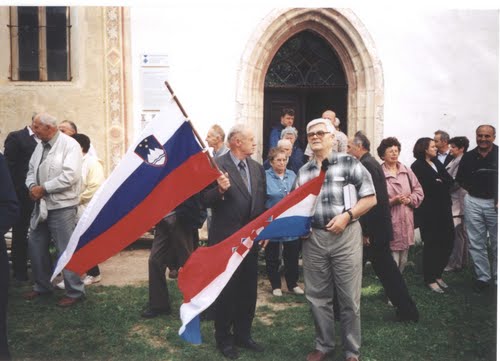 Crngrob 1999. leta. Križe žrtvam komunističnega zločina postavilo "Društvo za ureditev zamolčanih grobov". Na sliki - Hrvati položili vence (2001.g.)