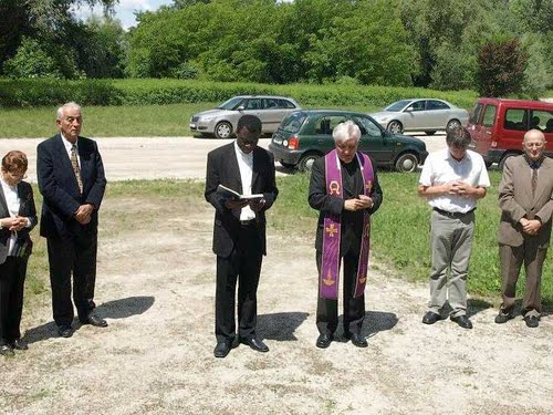 Varaždin - Dravska šuma (31-05-2009.g.) molitva kod spomen križa komunističkih žrtava i đakon Odilon Gbenoukop Singbo iz Benina