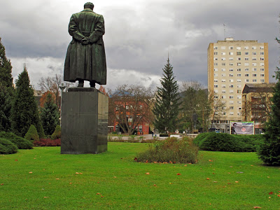 http://4.bp.blogspot.com/-nNsk0Jr9FAI/Tt-UQETp9cI/AAAAAAAABZM/SAUGX3WJhjs/s400/JOSIP+BROZ+TITO+TITOV+TRG+VELENJE+01.jpg